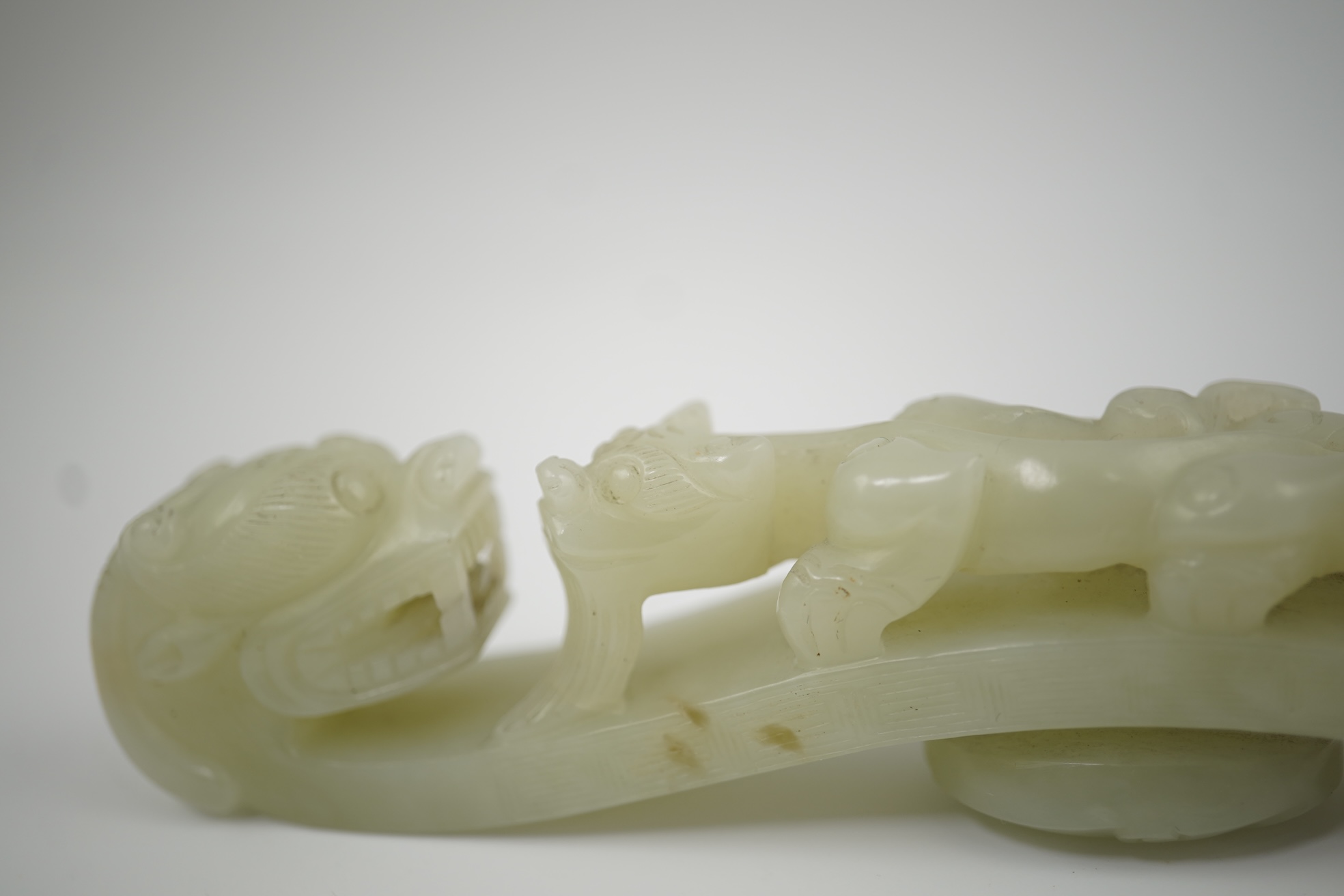 A Chinese pale celadon jade 'dragon' belt hook, 18th/19th century